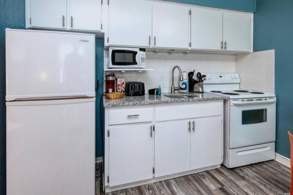 Sunset Beach Suites Of Madeira Beach! Pet Friendly Summer Getaway! Steps To Beach! - Suite 10 세인트피트비치 외부 사진