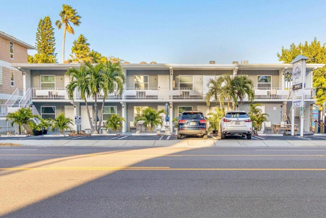 Sunset Beach Suites Of Madeira Beach! Pet Friendly Summer Getaway! Steps To Beach! - Suite 10 세인트피트비치 외부 사진